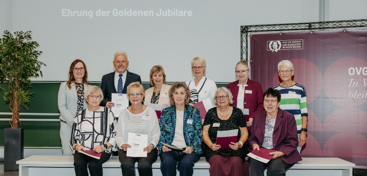 Gruppenfoto der Geehrten im Rahmen der „Ehrung der Goldenen Jubilare“. Die Personen halten Urkunden in den Händen und stehen bzw. sitzen gemeinsam auf einer Bühne ©Jana Dünnhaupt, Uni Magdeburg