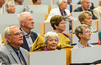 Ältere Menschen im Hörsaal (c) Hannah Theile Uni 